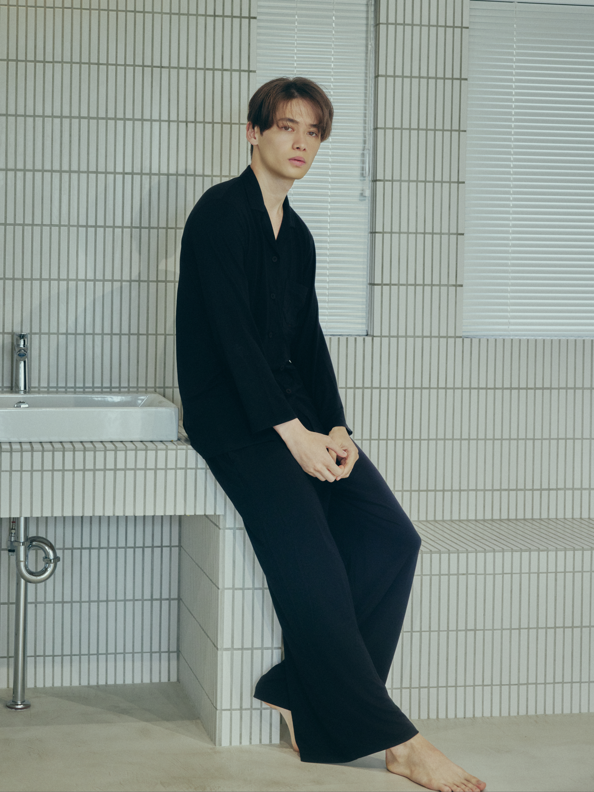 グレーのAMBIENTパジャマを着た男性モデルの全身写真